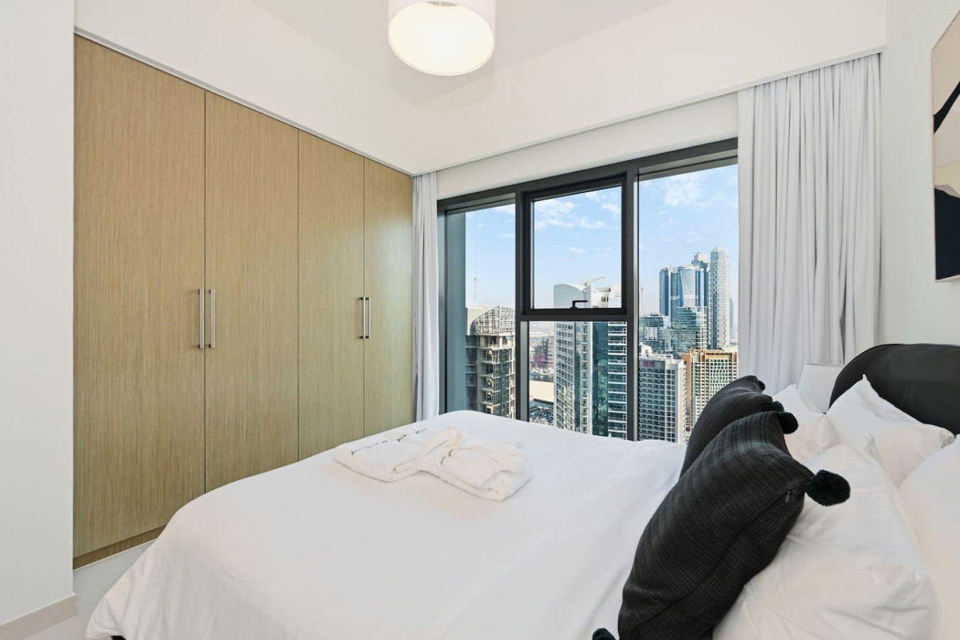 Stylish 2BR | 3 min walk to Dubai Mall