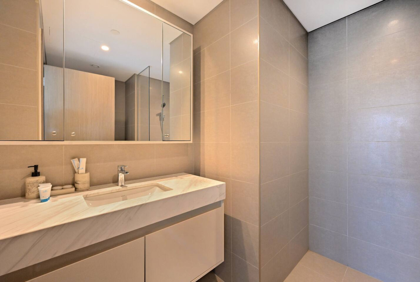 Stylish 2BR | 3 min walk to Dubai Mall