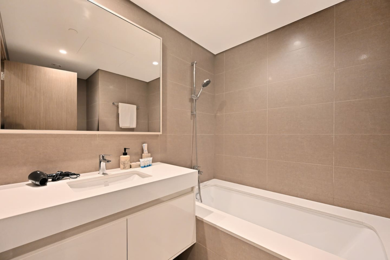 Stylish 2BR | 3 min walk to Dubai Mall