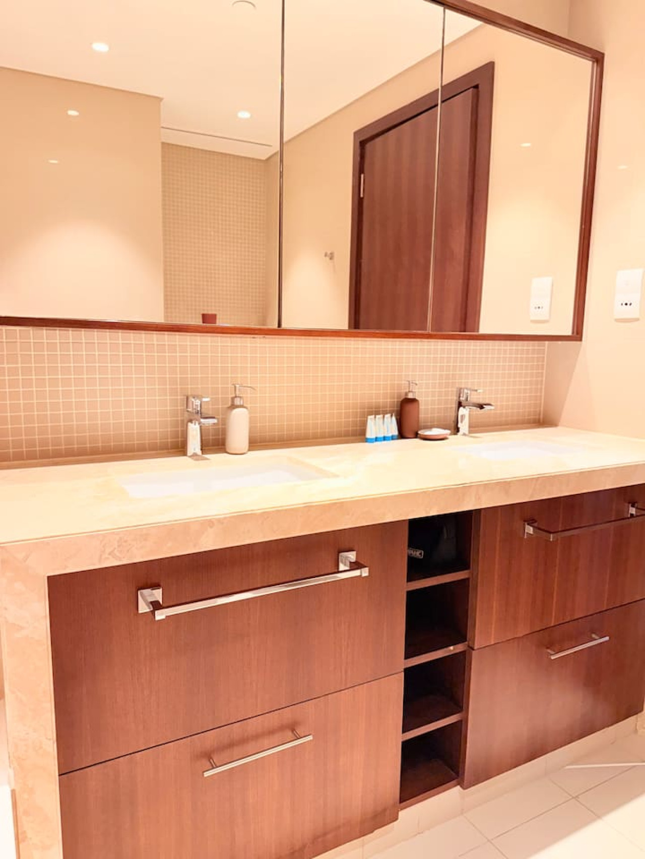 Dubai Mall connected, 38th floor, Amazing pool