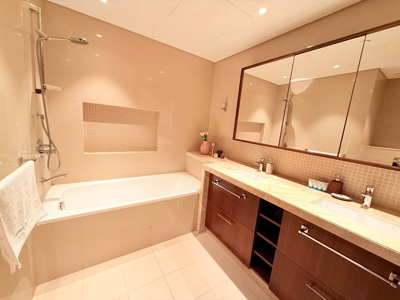 Dubai Mall connected, 38th floor, Amazing pool