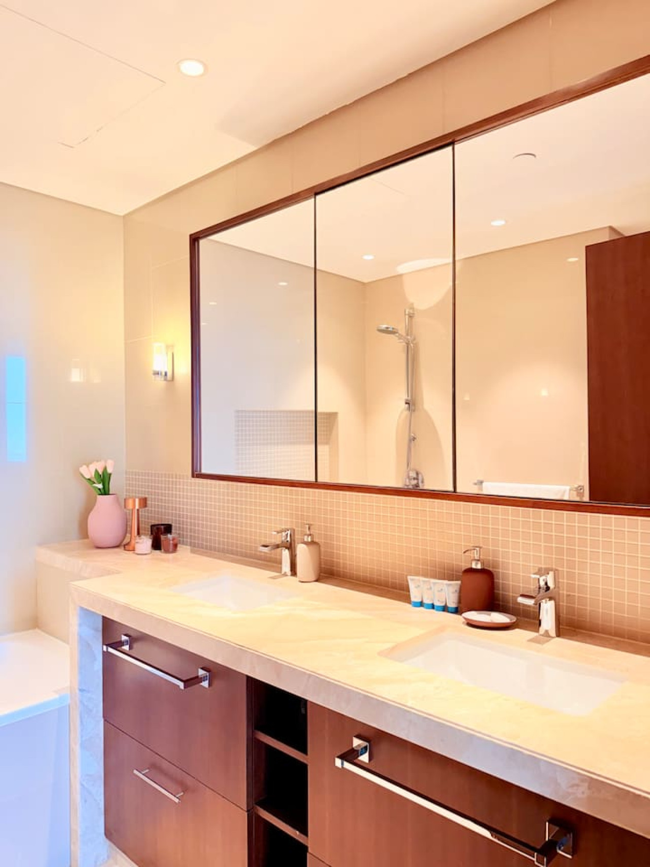 Dubai Mall connected, 38th floor, Amazing pool