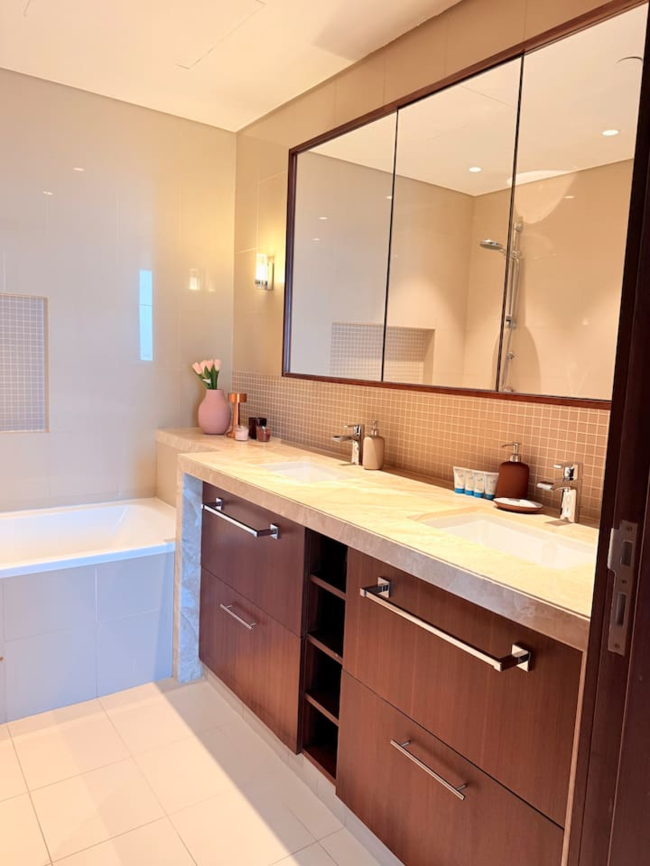 Dubai Mall connected, 38th floor, Amazing pool